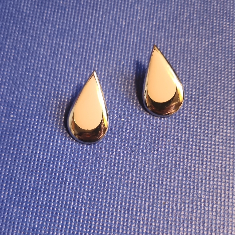 Elegant Silver Toned Teardrop Earrings With Pink Inlay